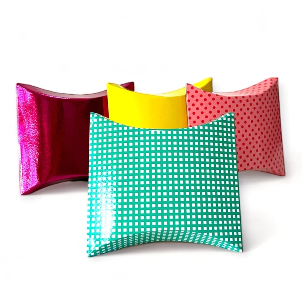 Almohada pequeña en cartón para accesorios y detalles